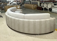 Nouveau canapé élégant design avec accents de quincaillerie en acier cristal: canapé modulaire personnalisable de créateur canapé modulaire sectionnel
