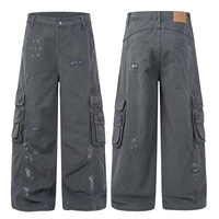 Jean baggy unisexe beige gris délavé avec imprimé graffiti intégral, coupe large, avec breloques en peluche et détails de chaînes colorées