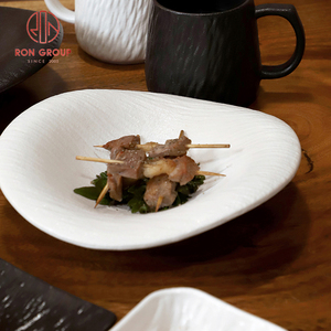 Assiette en céramique noire en gros, design unique en forme de nuage, vaisselle pour hôtel, restauration, restaurant - Product Image 2