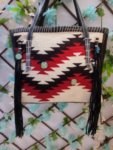 Bolso Tote de Hombro Casual de Cuero Genuino Marrón Hecho a Mano para Mujer KAMARVY con Forro de Algodón Premium y Cierre de Cremallera Resistente Feather Two - Product Image 1
