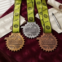 Médaille de sport personnalisée en alliage de zinc argenté durable, logo personnalisé, récompense de marathon, cordon imprimé sur mesure, coffret cadeau