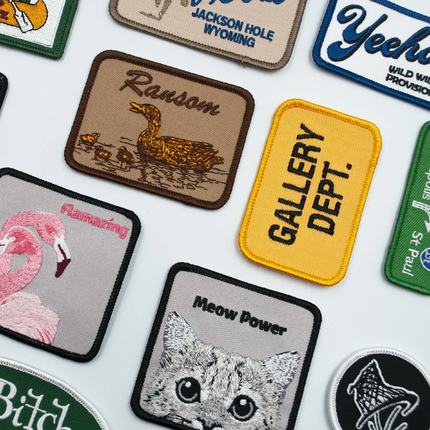 Großhandel benutzerdefinierte 3D-Marken-Name-Logo bügeln Stickerei-Patches und -Auszeichnungen für Kleidung