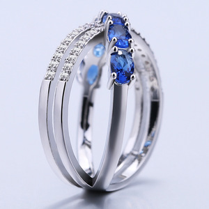 Anello creativo a forma di X con pietra blu per donna, design scintillante intarsiato, gioielli alla moda per tutti i giorni - Product Image 4
