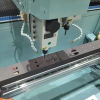 Machine de perçage et de fraisage CNC intégrée avec moteur pour la fabrication de fenêtres et de portes en profilés d'aluminium, facile à utiliser