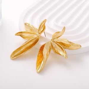 Pendientes de Oro con Diseño Escultural de Lazo, Corazón y Hoja, de Acero Inoxidable, Geométricos Exagerados, Modernos, Hechos a Medida, para Fiesta, 14K - Product Image 3