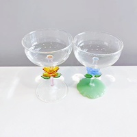 Gobelet artisanal en verre borosilicate - Accent floral jaune, tige rose, gobelet transparent pour un usage quotidien et la décoration de la maison