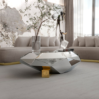 Table basse de salon moderne de designer, avec plateau en placage de racine de peuplier et pieds en laiton plaqué or, style diamant de luxe