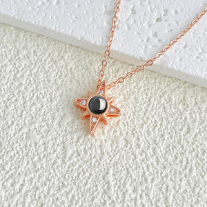 สร้อยคอยาวแปดแฉกสีทองทันสมัยโซ่กระดูกไหปลาร้าอเนกประสงค์100ภาษาเครื่องฉายภาพส่วนใหญ่ทำจากทองเหลือง - Product Image 3