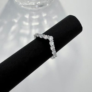 En Bague d'Honneur : Bague en Platine Pt950 Scintillante, Simple et Polyvalente, en Forme de V, avec Diamants de Laboratoire, pour Femme - Product Image 2