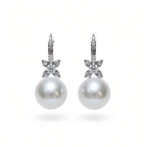 Pendientes de perlas Akoya de plata 925 chapados en oro blanco Lily & Rose con acento de diamantes en forma de flor para joyería de boda para mujer - Product Image 1