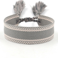 Bracelet d'amitié tissé brodé en tissu, personnalisé avec logo, lettres nominatives, pompon tressé fait main, breloques textes 3D ajustables