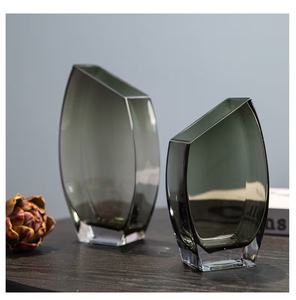 Jarrón de Vidrio Transparente Geométrico Cuadrado Creativo con Abertura Inclinada - Product Image 5