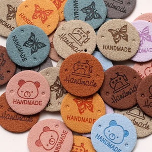 Étiquettes rondes en daim floqué personnalisées en cuir PU avec logo en relief, patchs à coudre pour vêtements et accessoires - Product Image 2