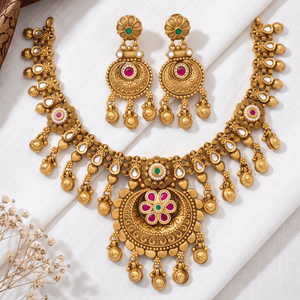 Parure de collier ras-du-cou et boucles d'oreilles traditionnelles indiennes en laiton plaqué or antique, avec pierres rubis et émeraudes - Product Image 1