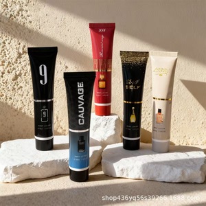 Bestseller Mediorientale: Set di Due Pezzi con Lozione Corpo Profumata in Tubetto da 35ml, Fragranza di Latte, Chiodi di Garofano e <span class=keywords><strong>Mastice</strong></span> - Product Image 3