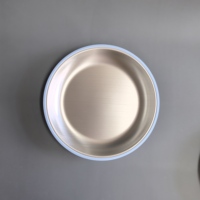 Assiette ronde en silicone incassable et écologique pour bébé, avec base en silicone, idéale pour les repas des tout-petits au restaurant moderne.
