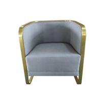 Fauteuil d'appoint incurvé en velours avec structure en métal doré pour salon, idéal pour villas et hôtels – Collection Loisirs Résidentiels