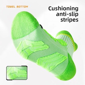 Chaussettes de <span class=keywords><strong>sport</strong></span> personnalisées en tricot ODM, style printemps/été, semelle épaissie en tissu éponge, chaussettes professionnelles pour marathon et longue distance pour hommes - Product Image 4