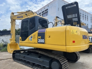 รถขุดไฮดรอลิกแบบตีนตะขาบ Komatsu PC200 มือสองจากญี่ปุ่นแท้ ใช้งานน้อย เครื่องยนต์ Komatsu แข็งแรง ทนทาน เหมาะสำหรับงานก่อสร้างและเหมืองแร่ - Product Image 1