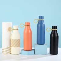 Bouteille d'eau isotherme en acier inoxydable avec logo personnalisé, pompe intégrée, poignée portable et petite ouverture, idéale pour les fêtes en extérieur