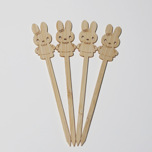 Spiedini di bambù intagliati dal design accattivante, adatti ai bambini, lunghezza universale 12 cm, bastoncini di bambù monouso <span class=keywords><strong>per</strong></span> snack di benvenuto in hotel - Product Image 1
