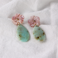 Meilleure vente boucles d'oreilles pour femmes faites à la main Style mignon Nature pierre couleurs coquille fleur dernière conception pour les amis à la mode