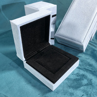Boîte d'emballage pour bijoux en faux daim bleu ciel avec insert en velours noir pour bagues, colliers, bracelets, boucles d'oreilles, idéale pour les magasins de cadeaux