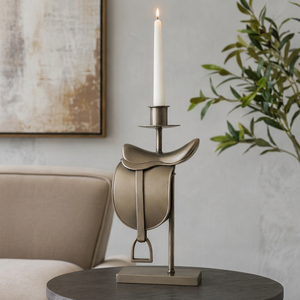 Porte-bougie en métal au design selle et étrier, d'inspiration équestre élégante, avec une finition dorée raffinée et détaillée. - Product Image 3