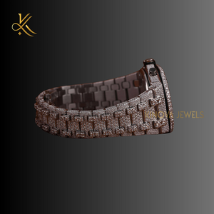 Exquisito reloj de lujo con diamantes Moissanite con movimiento de cuarzo, acabado brillante de primera calidad y atractivo de estilo moderno y elegante - Product Image 4