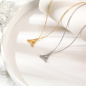 Collar Unisex de Moda con Ojo de Horus, Collar con Colgante de Ojo Triangular Chapado en Oro - Product Image 3
