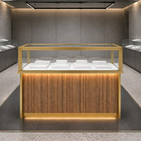 Vitrine îlot en acier inoxydable à grain de bois avec finition dorée et éclairage LED pour bijoux, parfums, cosmétiques, showroom, vente en gros