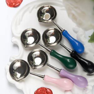 Juego de cucharas medidoras de acero inoxidable con mangos de colores para uso en la cocina - Product Image 2