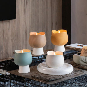 Pot à bougie en céramique blanc mat de style nordique, forme irrégulière avec motif floral pour la décoration de la maison - Product Image 3