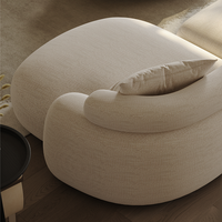 Canapé une place en tissu crémeux de style français, design tendance et breveté, avec structure en bois – Minimaliste moderne haut de gamme avec détails de sangles