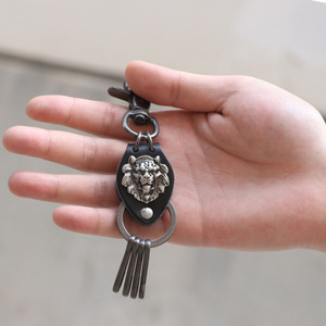 Llavero de cuero con cabeza de león tallada en metal, forma ovalada, color plata antigua y bronce, para colgante de coche. - Product Image 3