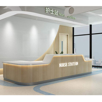 Meuble de réception personnalisé pour poste d'infirmière d'hôpital moderne, surface solide en Corian blanc et bois, pour usage hôtelier et médical
