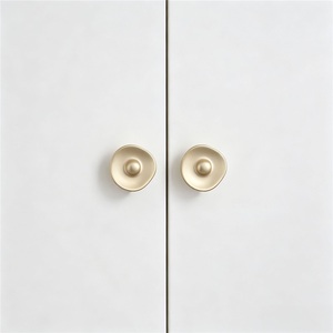 Poignée moderne en alliage de zinc à trou unique, style crème, pour armoire, tiroir, porte, petite poignée de luxe légère de forme spéciale - Product Image 1