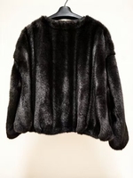 Ruhige Luxus-Öko-Freundliche Dicke Kunstfell-Kurzjacke |   V-Ausschnitt mit Reißverschluss |   Silber-Schwarze Nerz-Textur |   Goldene Knopfmanschetten für Damen