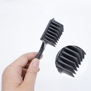 Outil de toilettage pour animaux de compagnie de vente chaude, brosse de toilettage pour animaux de compagnie, fabricant fournissant une brosse d'épilation en plastique noir - Product Image 5