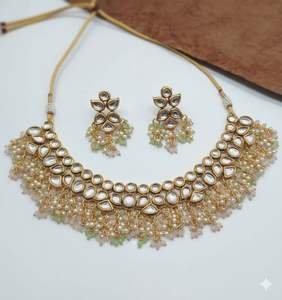 Ensemble de bijoux de mariée indiens traditionnels en cuivre pour femmes - Collier ras du cou ethnique plaqué or et boucles d'oreilles assorties pour les mariages - Product Image 2