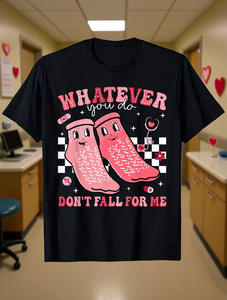 Maglietta da infermiera con stampa 'Don't Fall For Me Pink Feet', divertente umorismo infermieristico per San Valentino, vestibilità ampia, morbida, traspirante, taglie forti - Product Image 2