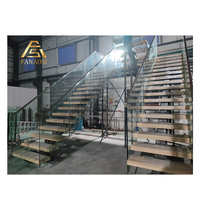 Escalier à monopoutre en acier inoxydable avec marches flottantes en bois et finition antidérapante