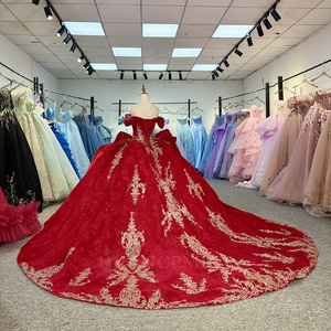 Robe de bal longue rouge Quinceañera Dy6980 avec dentelle dorée, appliques florales, volants, épaules dénudées et traîne chapelle pour anniversaire - Product Image 3