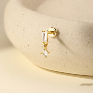 Pendientes Minimalistas de Plata de Ley S925 Chapados en Oro con Cristal Geométrico de Base Plana para Piercing de Cartílago/Hélice - Product Image 2