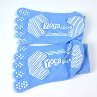 Vente en gros Chaussettes tricotées antidérapantes colorées de haute qualité pour le yoga à cinq doigts pour femmes