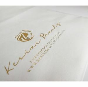 Bolsa de Polipropileno No Tejido Económica con Corte Troquelado y Onda Ultrasónica con Plástico Transparente - Product Image 4