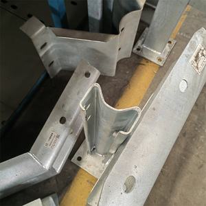 Barriere di Sicurezza Stradale ODM OEM a Due Travi Ondulate in Acciaio Zincato per Autostrade e Strade Rapide - Product Image 4