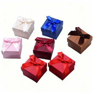 Biểu Tượng Tùy Chỉnh Vuông Đồ Trang Sức Hiển Thị Hộp Khóa Đóng Cửa Dập Nổi Đơn Giản Craft Giấy Các Tông Hộp Quà Tặng Cho Phụ Nữ - Product Image 1