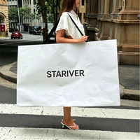 Sac de shopping en papier long et grand blanc avec logo personnalisé, sac de transport pour boutique de vêtements de luxe, emballage cadeau