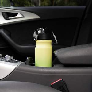 Botella de Agua de Acero Inoxidable Aislada de Doble Pared de 18 oz, Libre de BPA, para Mantener Frío por 24 Horas, Tapa Abatible con Bloqueo, Silicona Suave - Product Image 5